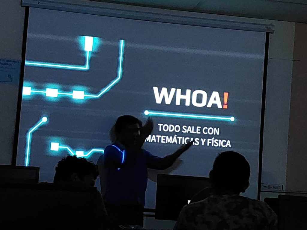 Leonel Blanco impartiendo su taller "Simulando ando: Principios de la simulación" en FIUADY (septiembre de 2023)