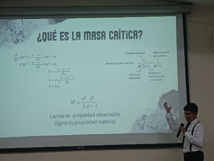 Manuel Evia explicando qué es la masa crítica