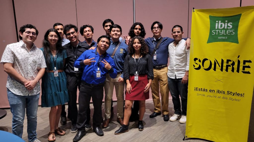 Miembros AEIF presentes durante la exposición de posters y la cena de la XX Escuela Mexicana de Partículas y Campos
