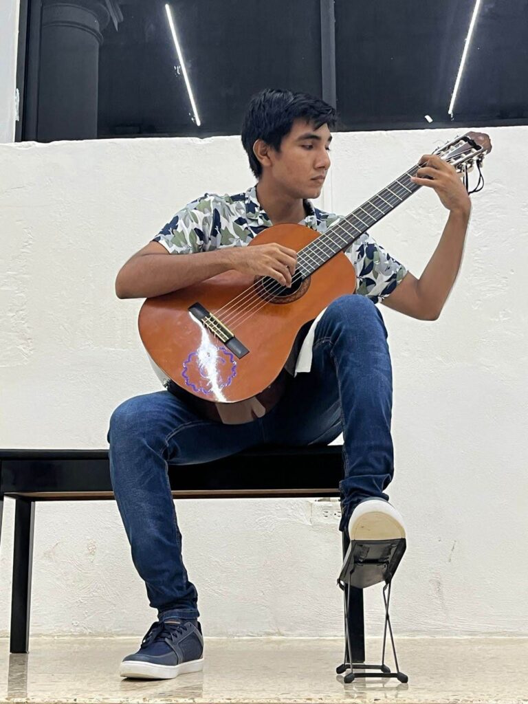 Isaí Solís en una presentación de guitarra clásica