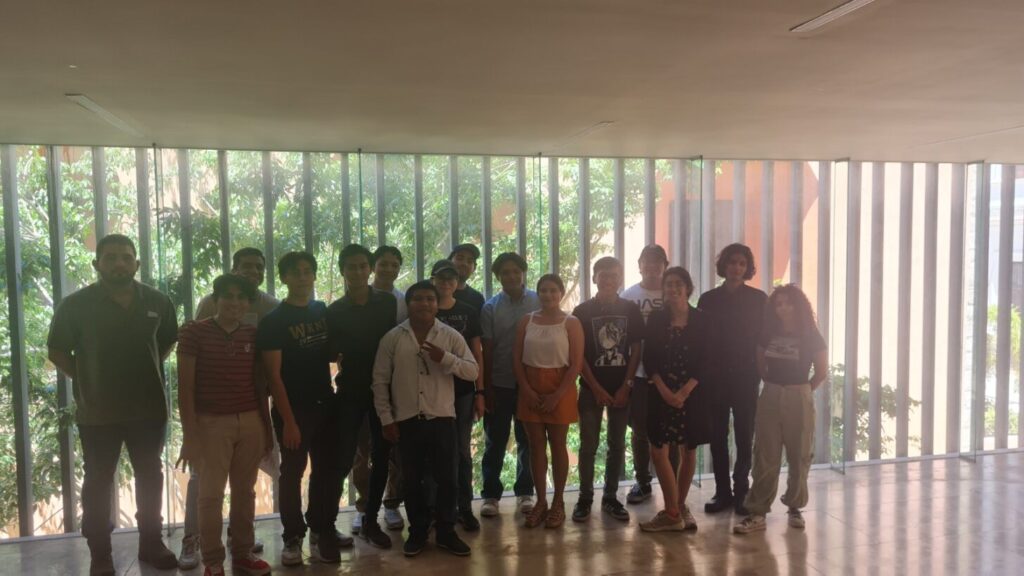Estudiantes de FIUADY que asistieron al concierto de la Orquesta Sinfónica de Yucatán