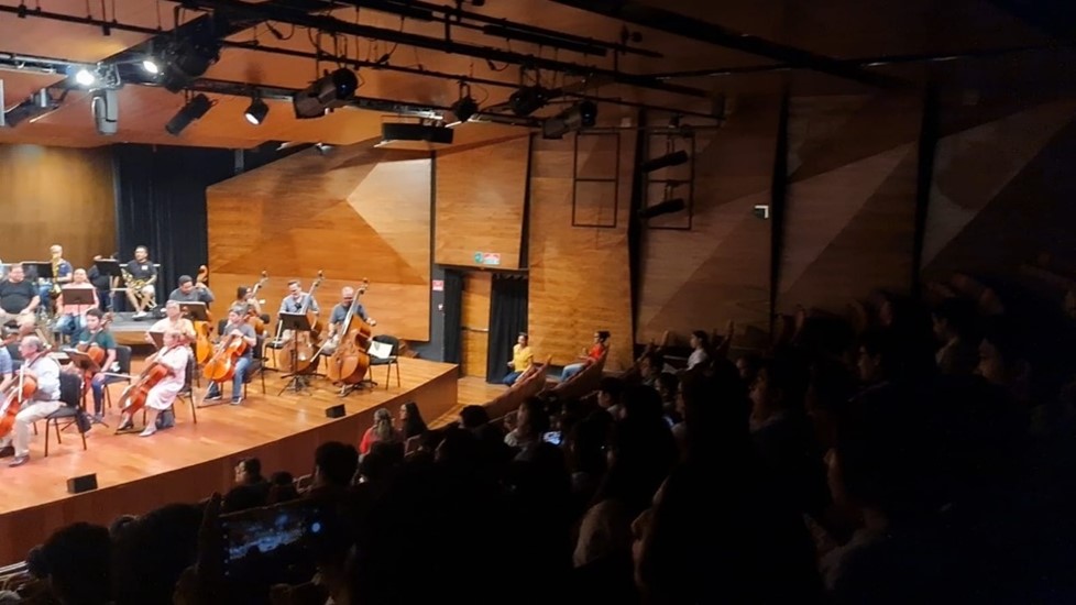 Público escuchando Octeto, de Igor Stravinsky, durante el concierto del 19 de abril de 2024 de la Orquesta Sinfónica de Yucatán