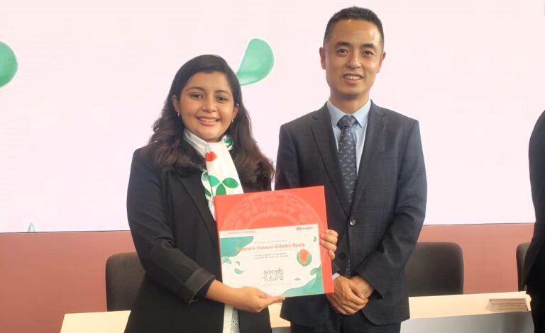 Huawei premia a estudiante de Ingeniería Física de la UADY